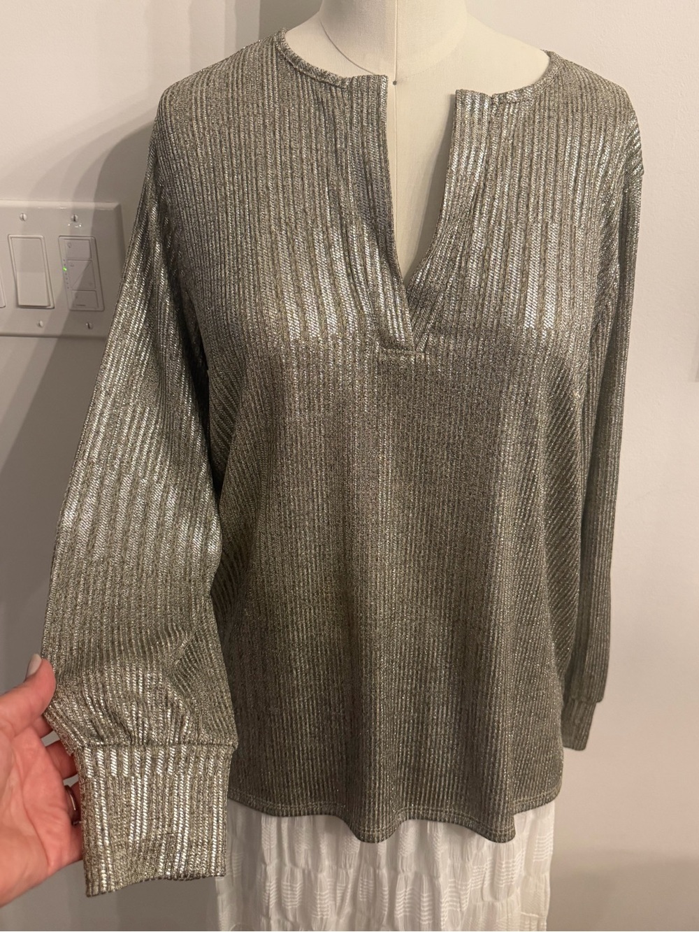 Kim & Cami Metallic Silver Ribbed V-Neck Top